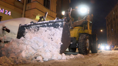 Как автомобилисты мешают уборке снега в Петербурге