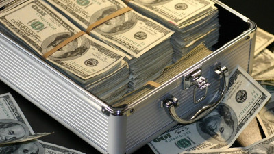 Россияне забирают из банков сбережения в валюте