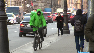 По снегу на колесах: Как зимой работают велокурьеры