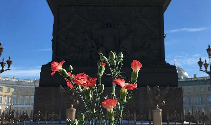 Петербуржцы возложили цветы на Дворцовой площади в память о погибших в Кемерово - tvspb.ru
