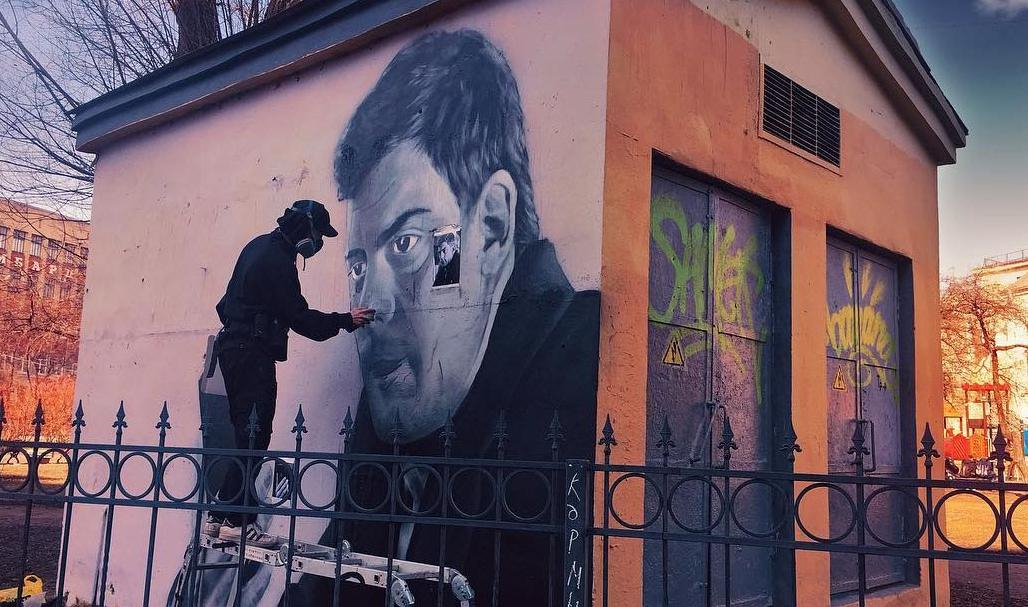 В Петербурге нарисовали граффити с актером, сыгравшим Довлатова
