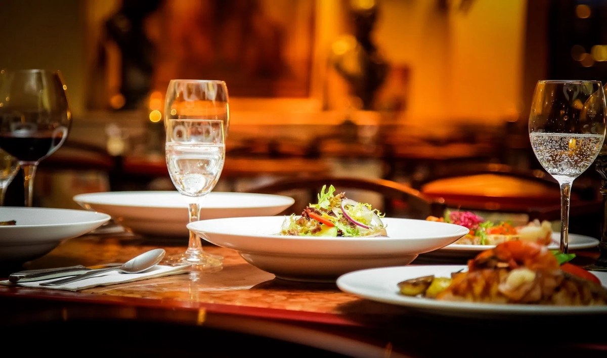 Гастроэнтеролог рассказала, что делать, если переел за праздничным столом - tvspb.ru