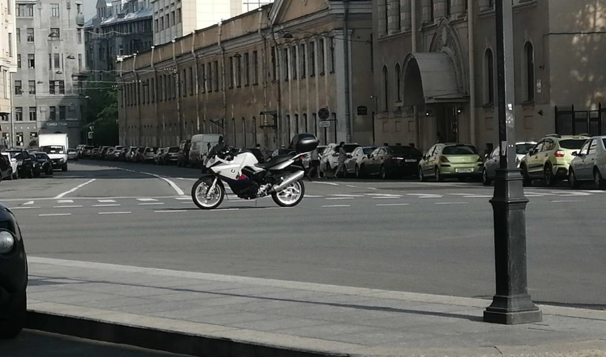 На Суворовском проспекте мотоциклист сбил велосипедиста - tvspb.ru