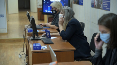 Специалисты ситуационного центра следят за ходом трехдневного голосования