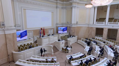 В Мариинском дворце почтили минутой молчания память погибших при стрельбе в школе в Казани