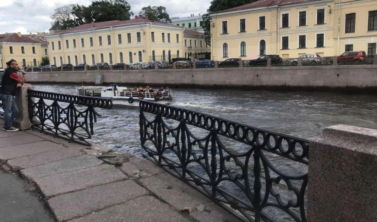 С набережной Мойки пропала часть ограждения | Телеканал Санкт-Петербург