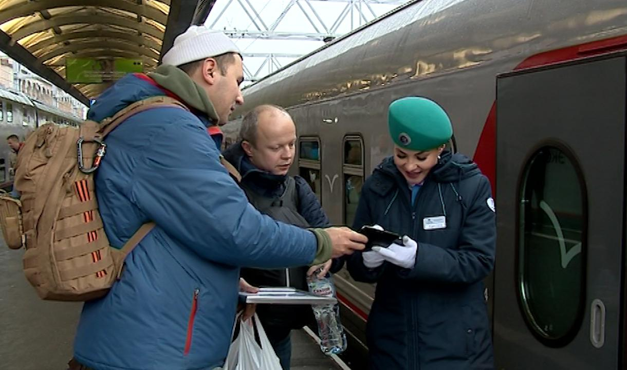 Санкт петербург севастополь поезд. 007а Таврия. Поезд Санкт-Петербург Севастополь Развожаев. Человек на поезде приехал в Питер. 007а Таврия видео.