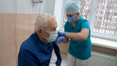 Известный вирусолог Смородинцев сделал себе прививку от COVID-19 и призвал россиян к вакцинации