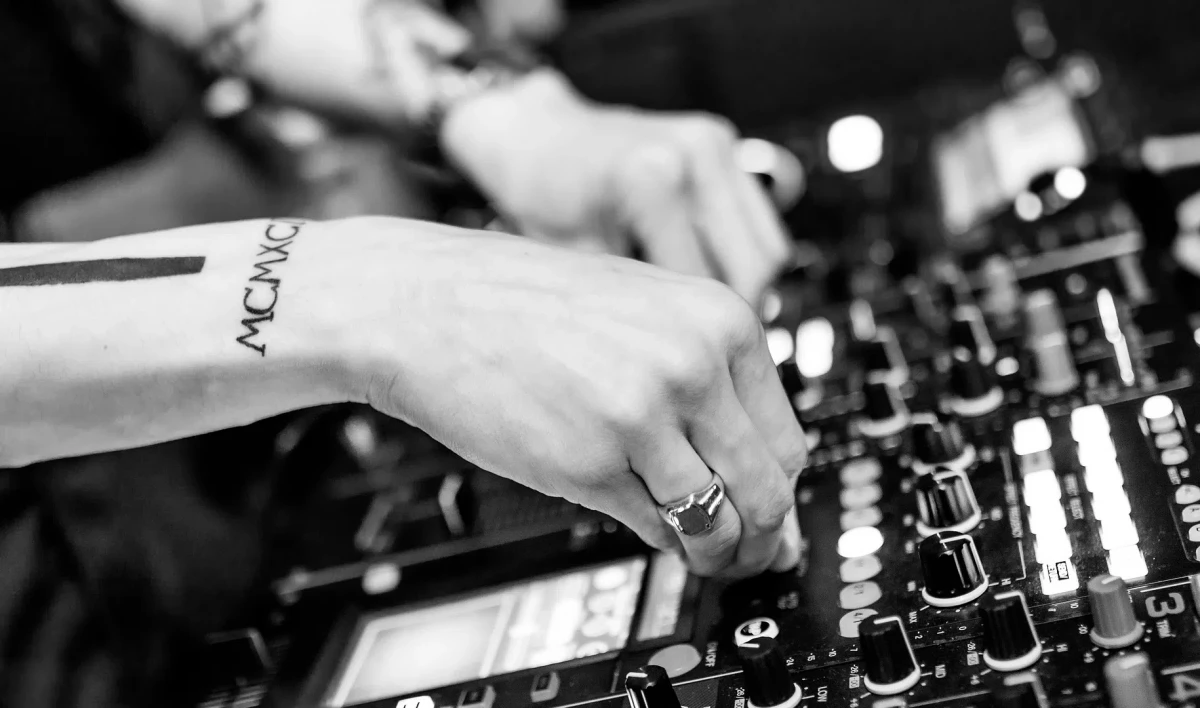 Клуб «Ласточка» в Петербурге опечатали из-за нарушения антиковидных ограничений - tvspb.ru