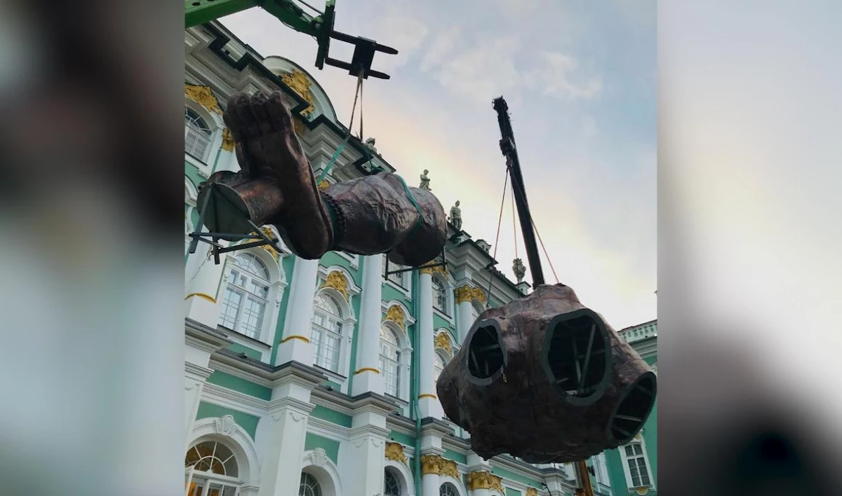 Огромную скульптуру устанавливают во дворе Эрмитажа - tvspb.ru