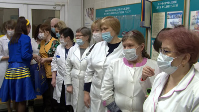 Петербургские пекари вручили подарки врачам детской поликлиники №44