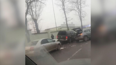 Четыре машины столкнулись утром на улице Красина