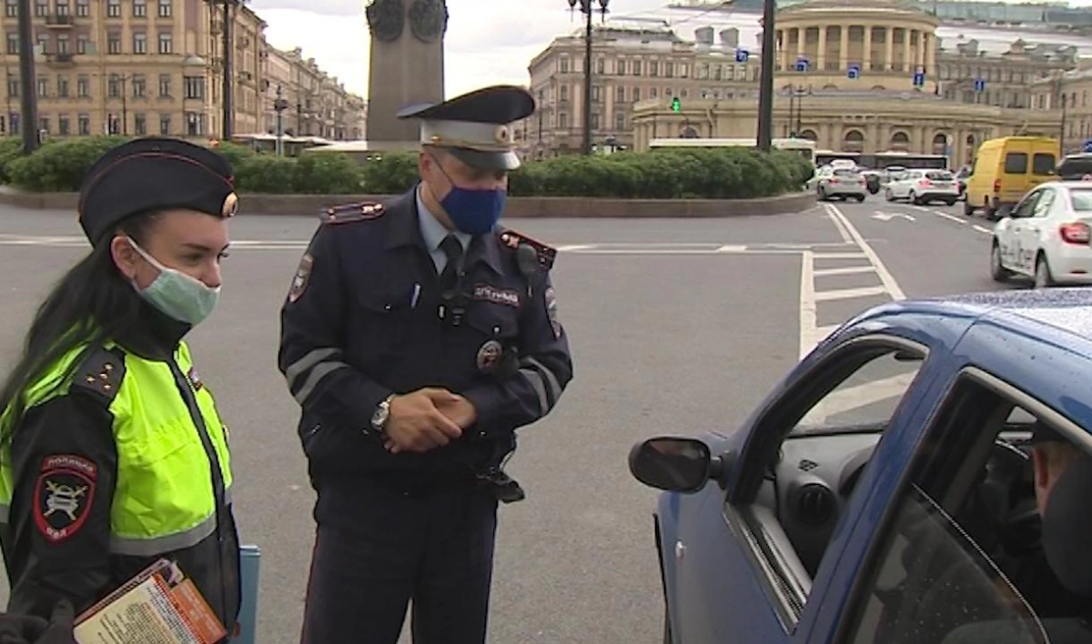 Сотрудники ГИБДД проверили петербургских водителей на наличие детских кресел - tvspb.ru