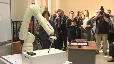 Как робот выводит иероглифы в Петербурге