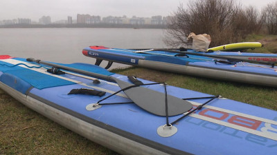 Участники зимней гонки сапсерферов в Лахтинском разливе дали советы, как устоять на доске