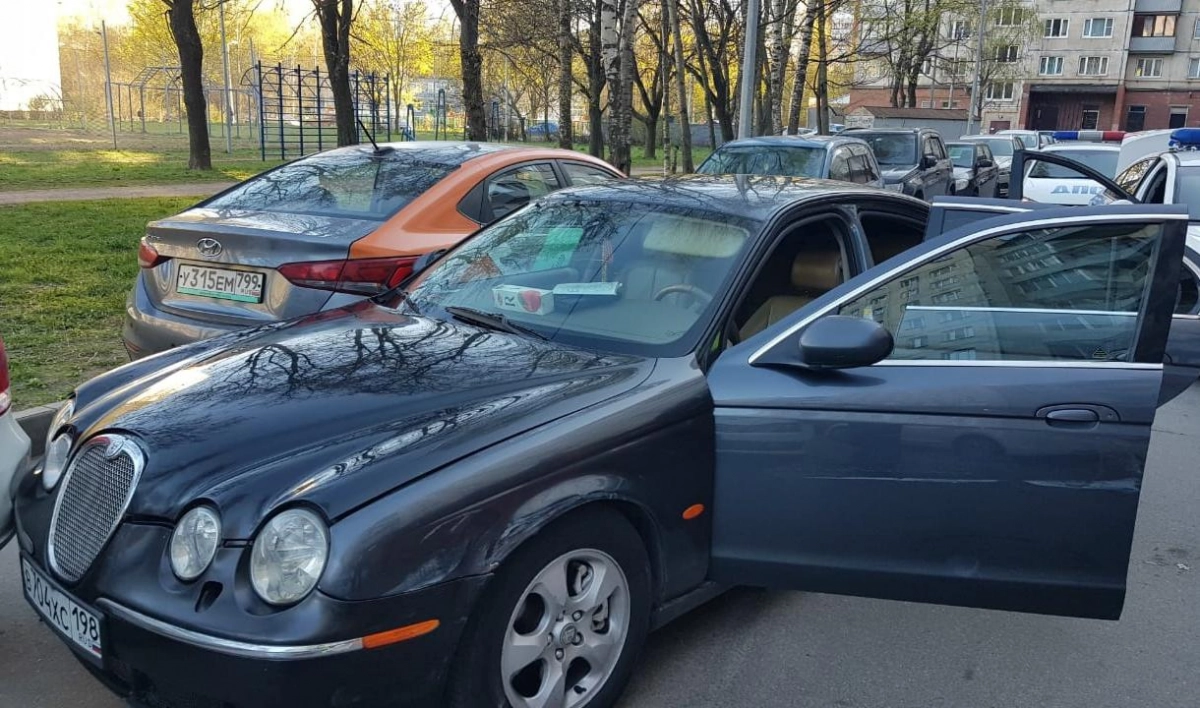 На проспекте Культуры полицейские с погоней и стрельбой задержали пьяного водителя Jaguar - tvspb.ru
