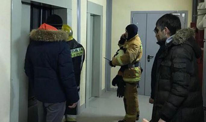 Грузовой лифт с пассажиром упал в Шушарах - tvspb.ru