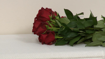 Петербуржцы приносят цветы к генеральному консульству Казахстана