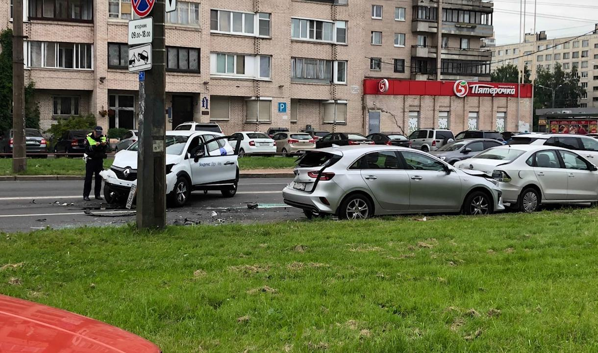 На Будапештской каршеринг врезался в четыре припаркованных автомобиля