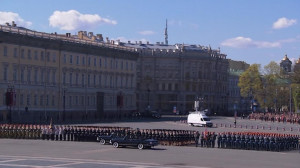В параде на Дворцовой приняли участие тысячи военнослужащих, техника и авиация