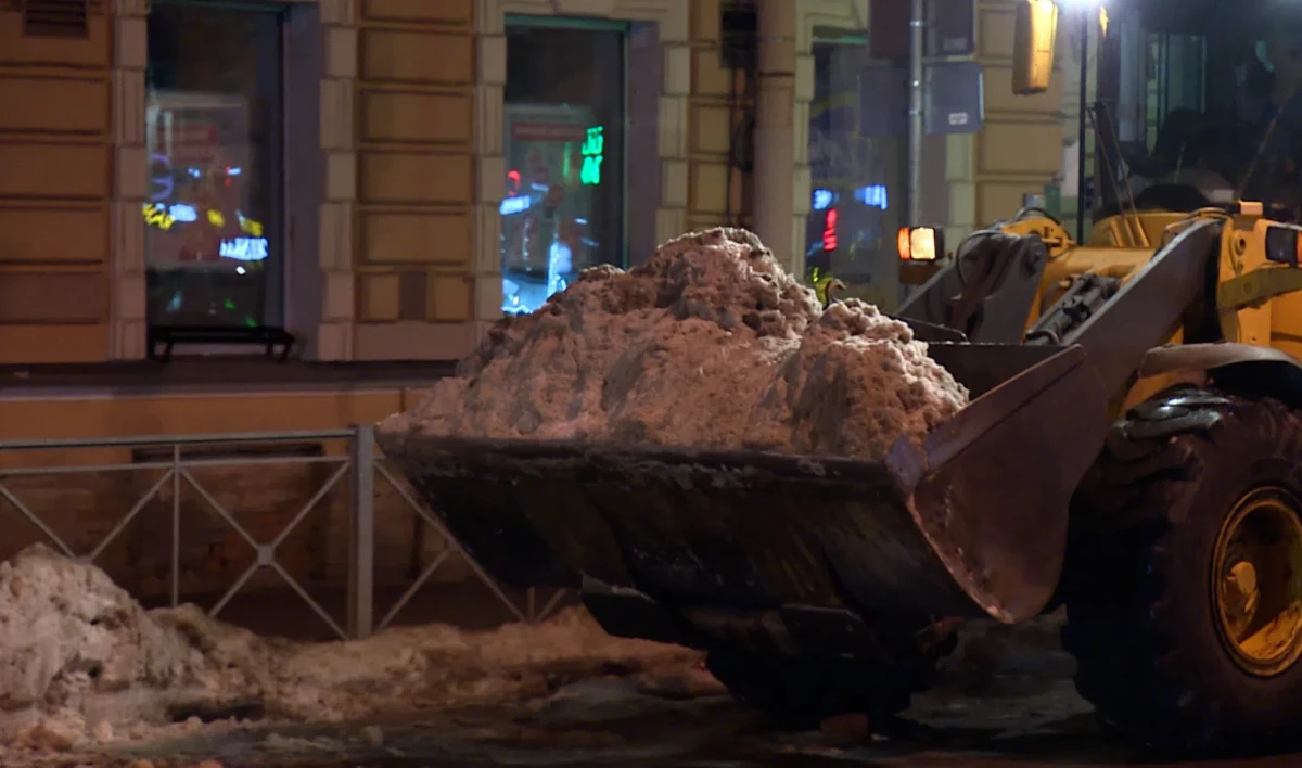 Снегоуборочный трактор задел ковшом школьницу на Выборгском шоссе - tvspb.ru