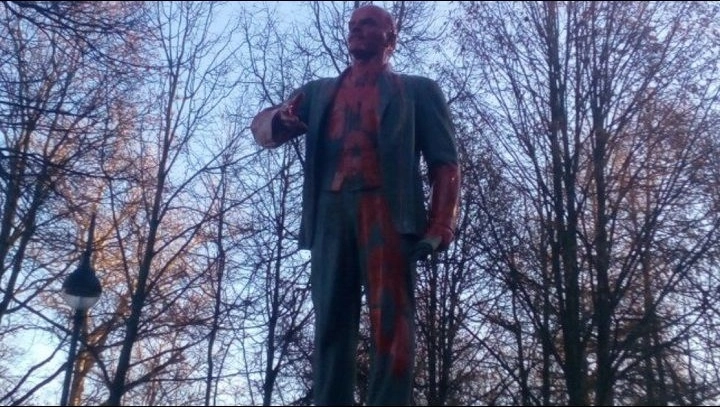СМИ: В Красном Селе вандалы облили краской памятник Ленину - tvspb.ru