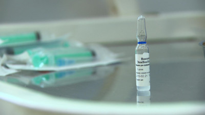 В Петербурге началась вакцинация «ЭпиВакКороной»