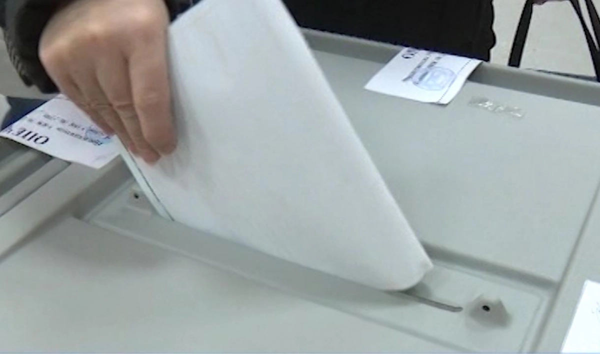 Для участия в выборах губернатора Петербурга документы подали 14 человек - tvspb.ru