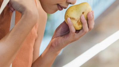 Врач рассказал, когда стоит бить тревогу, если обоняние после коронавируса не вернулось