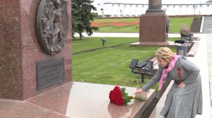 Валентина Матвиенко возложила цветы к Вечному огню в парке Победы