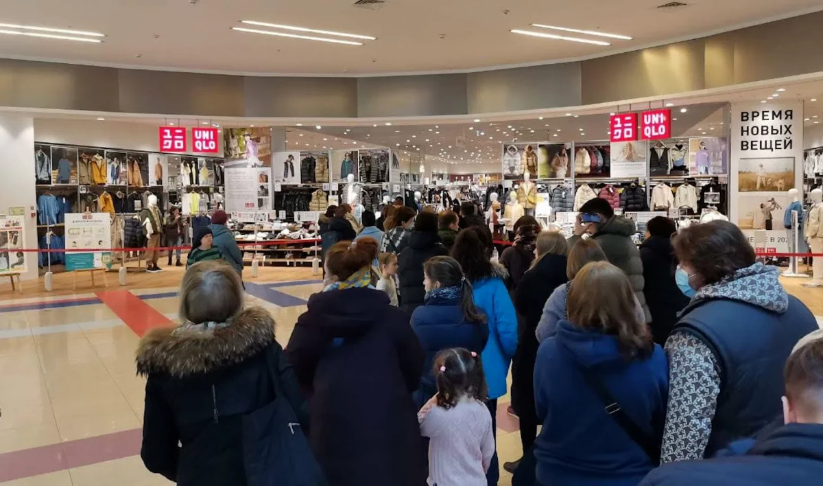Петербуржцы снимают последние вещи с манекенов закрывающегося Uniqlo - tvspb.ru