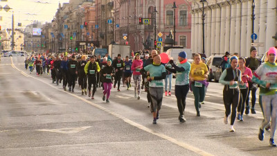 Участники «Петербургского марафона» финишировали на Дворцовой площади
