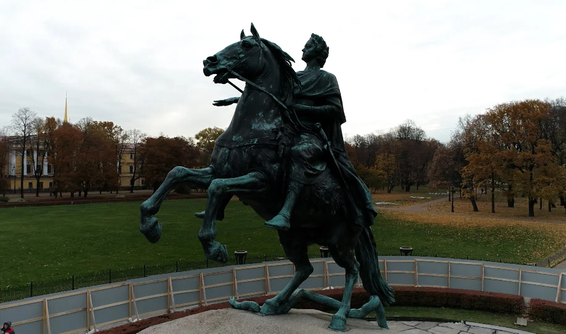 Почему памятник петру 1 в санкт петербурге. Памятник Петру 1 в Санкт-Петербурге. Памятник Петру i после реставрации. Реставрация памятника Петру 1 в Санкт-Петербурге. Памятник Петру в Выборге.