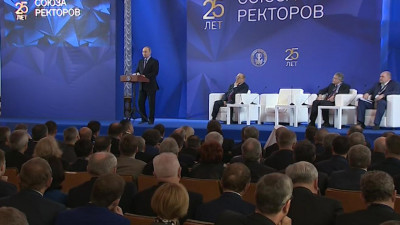 Путин заявил о необходимости снятия разграничений между ступенями образовательной системы