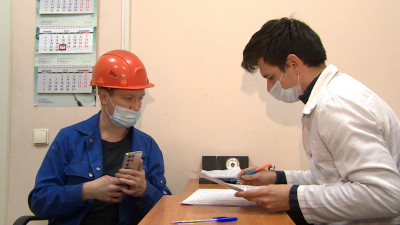 Сотрудников «Невского завода» привили от коронавируса прямо на работе