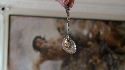 Картины и серебро: Что находят петербуржцы в ходе ремонта дореволюционных квартир