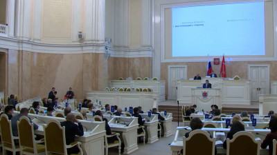 Заксобрание Петербурга начинает работу в режиме поименного голосования