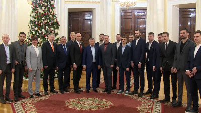 В ЗакСе чествовали команду по пляжному футболу «Кристалл»