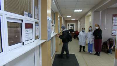 Для пациентов с легкой формой COVID в поликлиниках Петербурга откроют отдельные входы