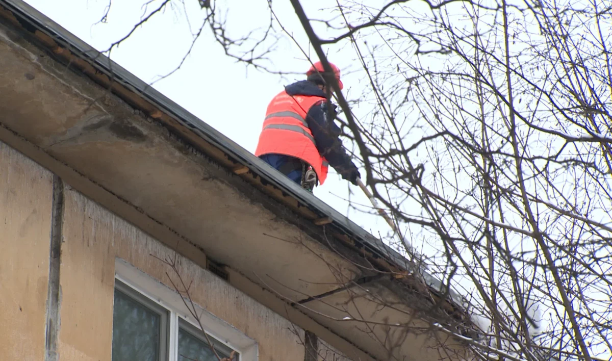 За повреждение машины при уборке снега петербургская УК заплатит почти 216 тысяч рублей - tvspb.ru