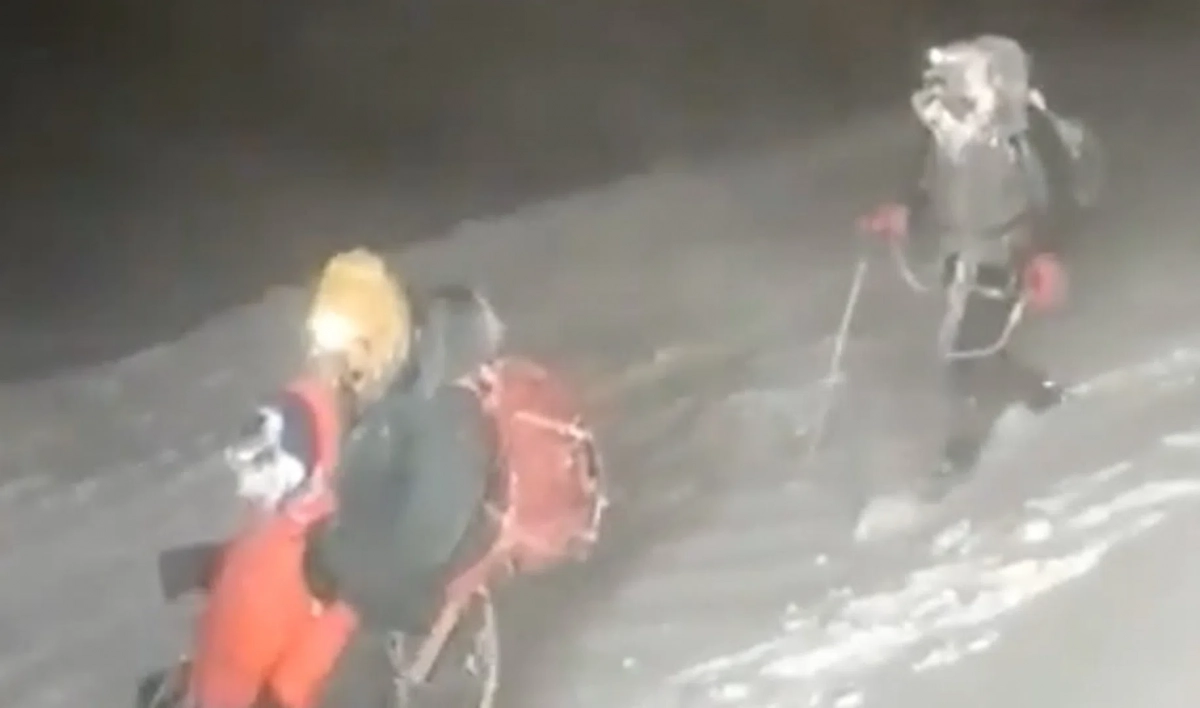 Тела трех погибших альпинистов не могут спустить с Эльбруса из-за непогоды - tvspb.ru