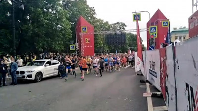 Всероссийский полумарафон «ЗаБег» стартовал в Петербурге