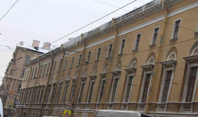 ГАТИ проверила качество уборки снега с петербургских крыш и нашла 205 нарушений - tvspb.ru