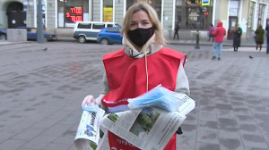 Петербуржцам раздали бесплатные маски