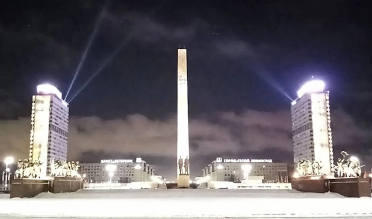 «Лучи Победы» осветили монумент героическим защитникам Ленинграда - tvspb.ru