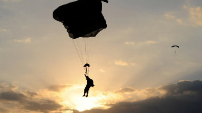 Тренажер для отработки совместного прыжка двух парашютистов появился в Петербурге