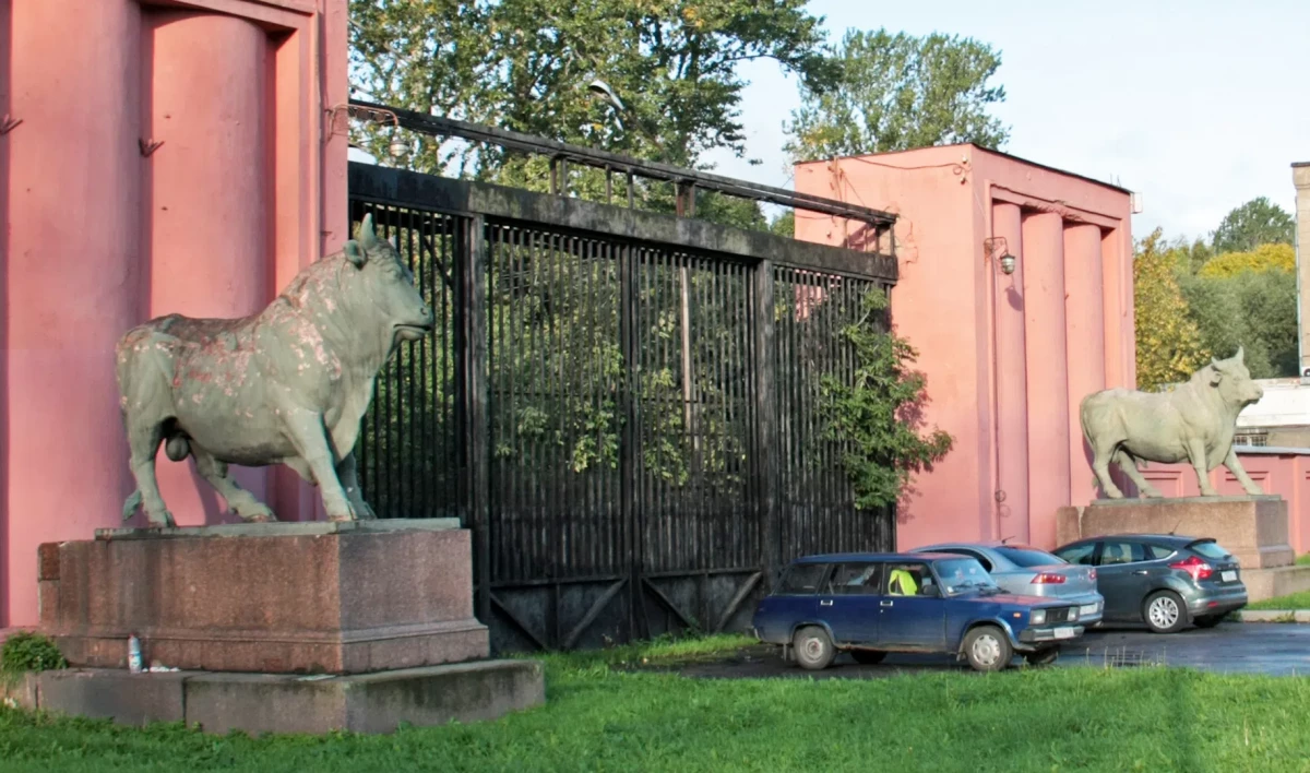 Скульптуры быков на Московском шоссе планируют отреставрировать к апрелю 2023 года - tvspb.ru