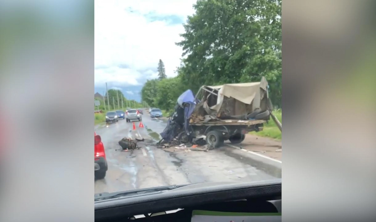 В ДТП с грузовиками у деревни Лопухинка серьезно пострадали оба водителя - tvspb.ru