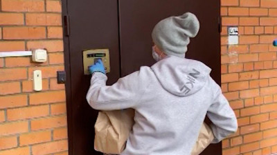 Андрей Аршавин поработал курьером и доставил продукты болельщикам «Зенита»