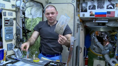 Петербургский космонавт показал, как проходит ужин в невесомости